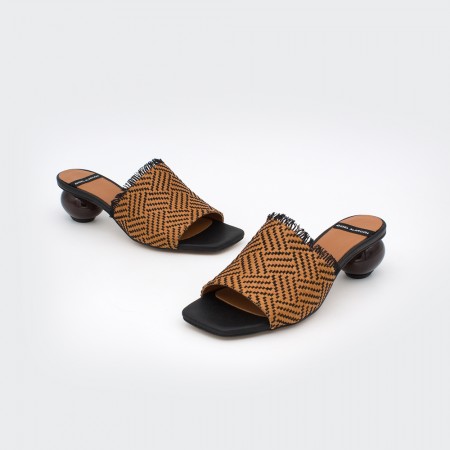 rafia marrón y negra PALAW - Zueco con tacón de diseño bajo zapatos primavera verano 2020 mujer Ángel Alarcón flecos