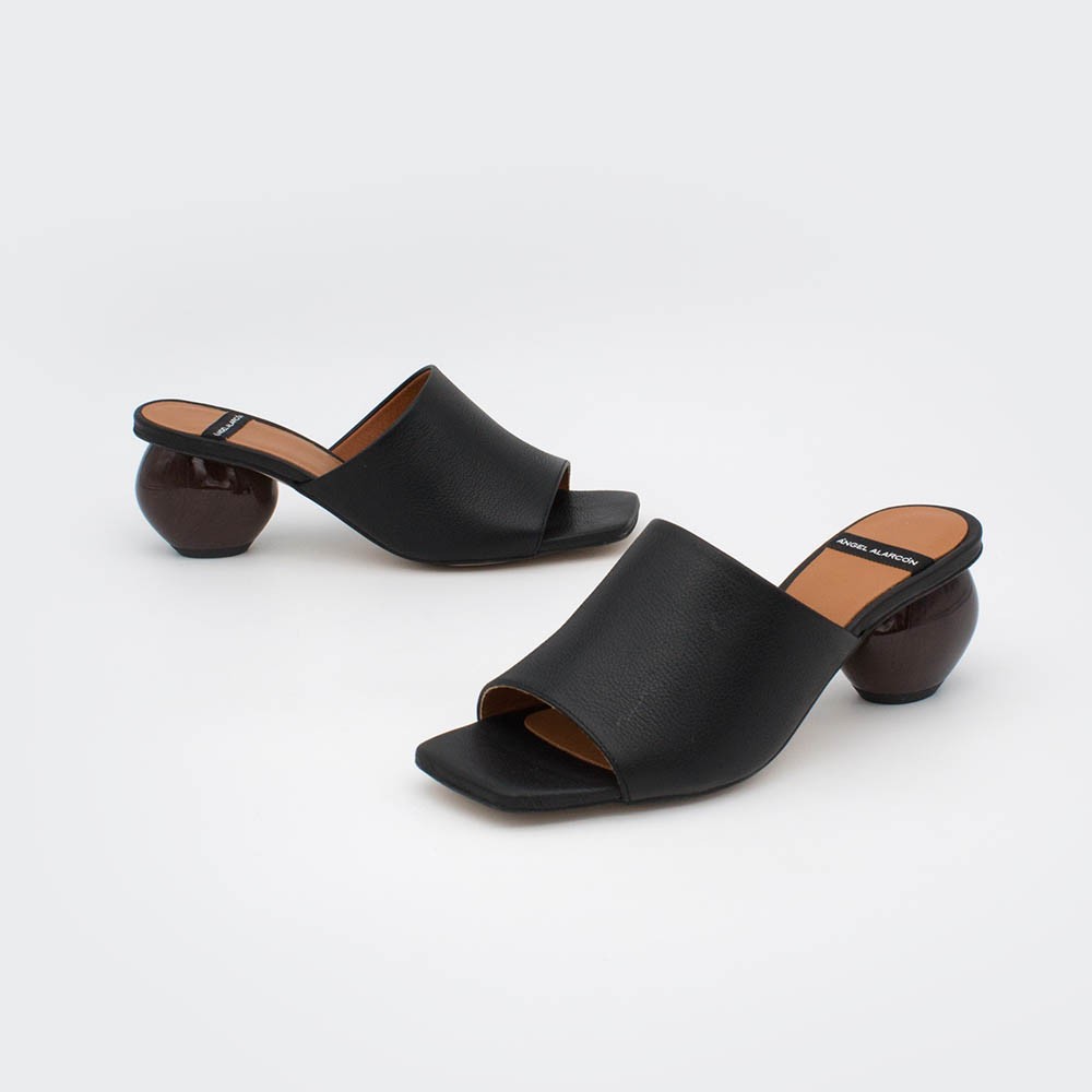 SOCOTRA - Zueco de piel de tacón medio de diseño color negro. Zapatos Primavera verano 2020 Ángel Alarcon. España