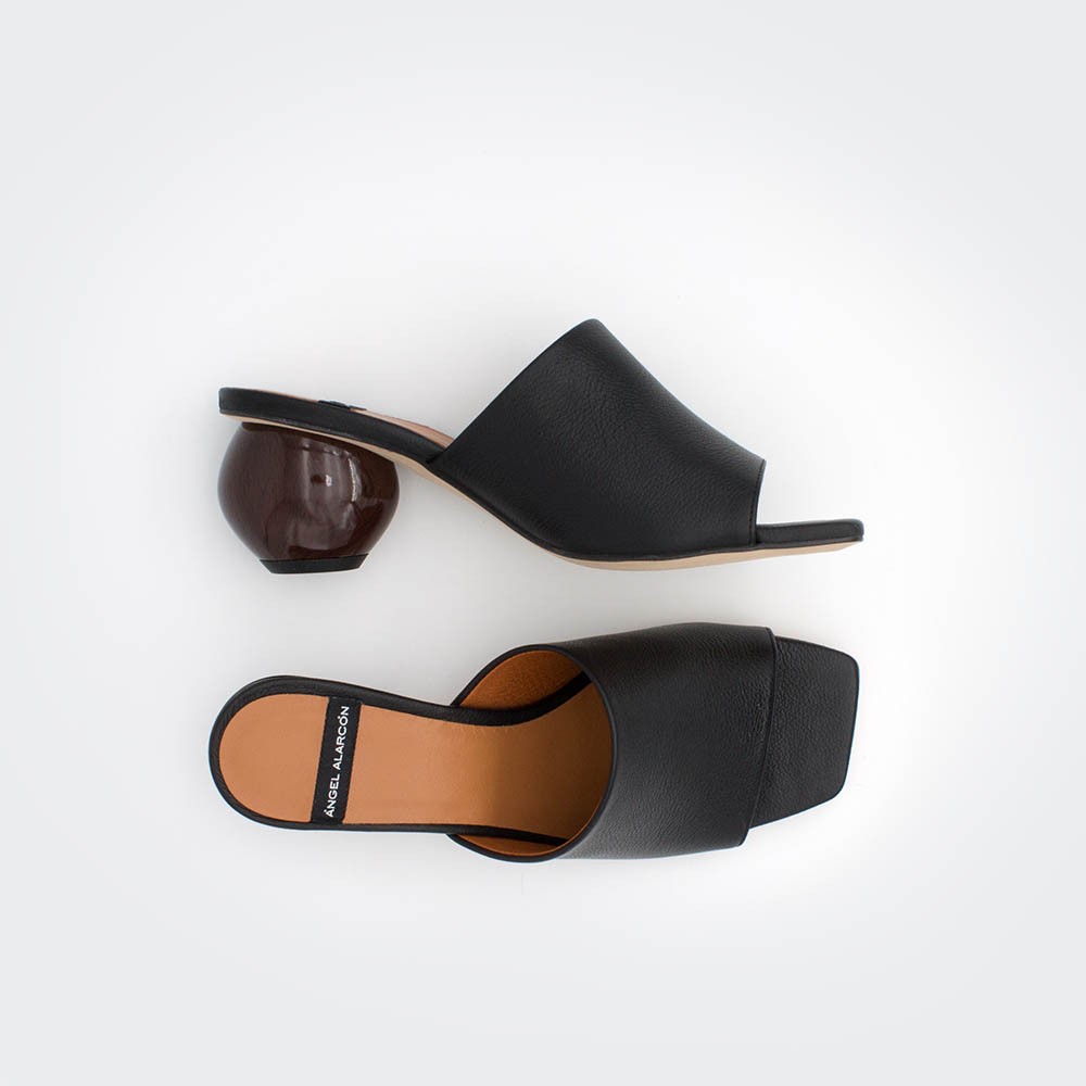 SOCOTRA - Zueco de piel de tacón medio de diseño color negro. Zapatos Primavera verano 2020 Ángel Alarcon. España