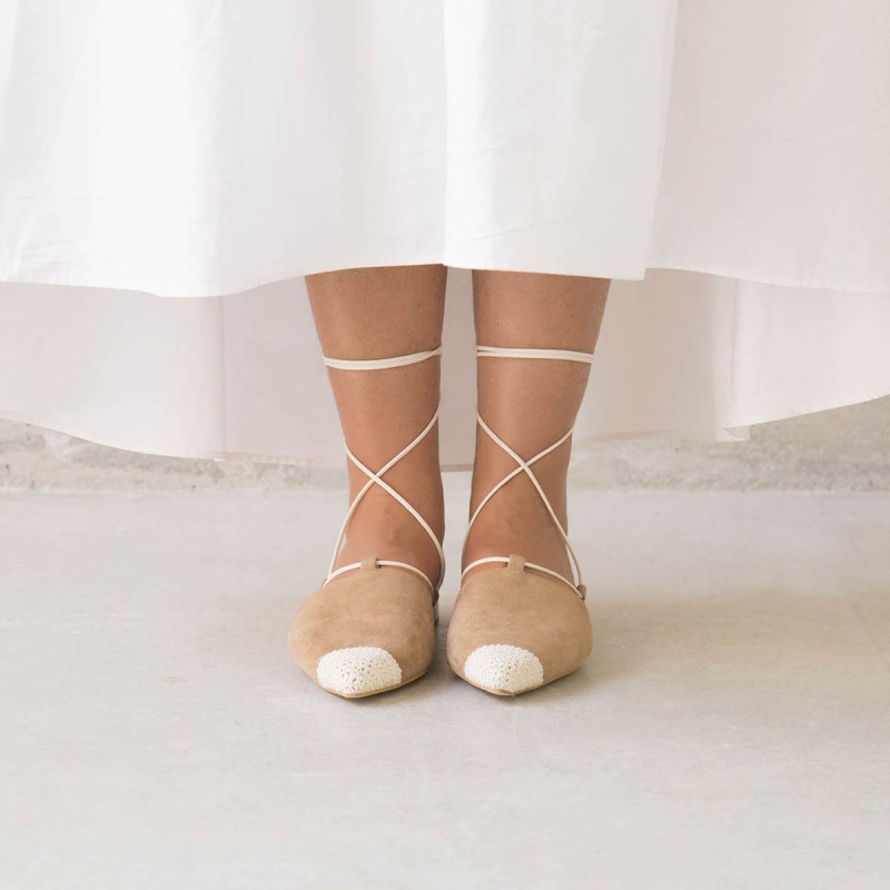 Zapatos mujer ante cuero marrón. Bailarinas destalonadas de cuerdas con puntera de ganchillo. Verano 2021. SIROS 20050-522B