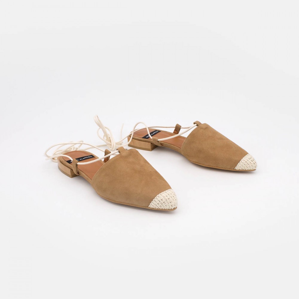 Zapatos mujer ante cuero marrón. Bailarinas destalonadas de cuerdas con puntera de ganchillo. Verano 2021. SIROS 20050-522B