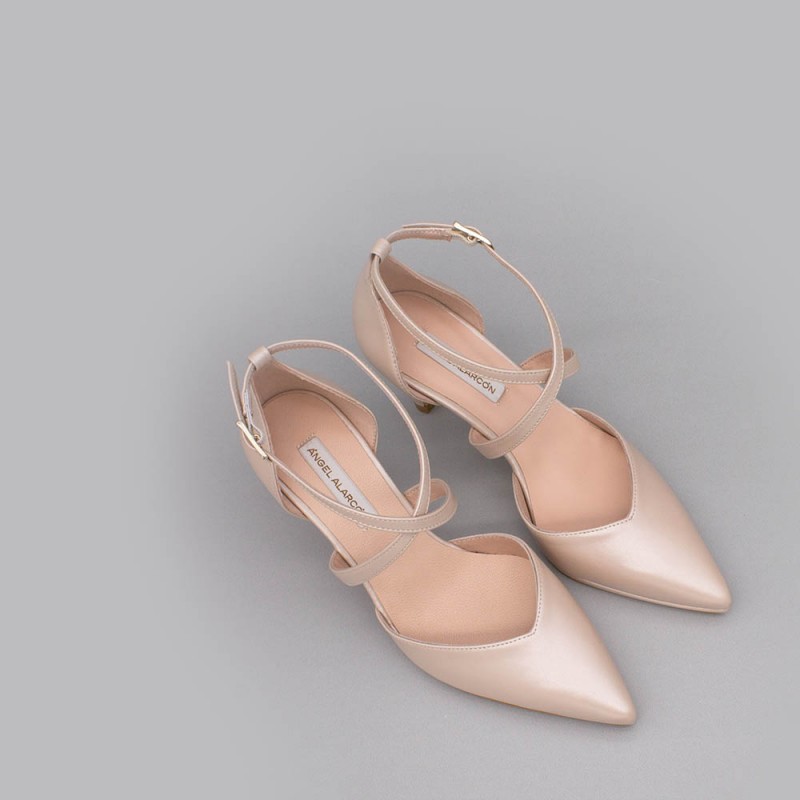LILIAM - Zapatos de novia nude rosa de piel 2020 tacón medio y mini plataforma cómodos elegantes de punta Ángel Alarcón España
