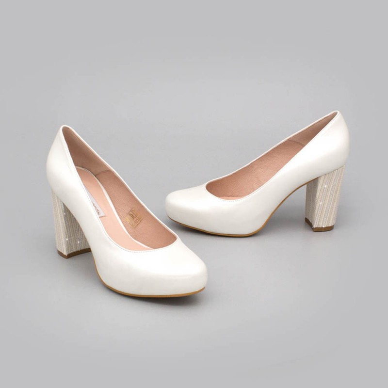 SIBYL - Zapatos cerrados de piel cómodos de punta redonda y tacón ancho - Zapatos de novia 2020 Ángel Alarcón España - Blancos