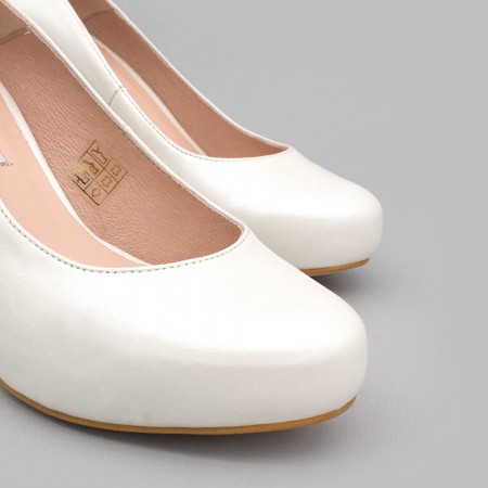 SIBYL - Zapatos cerrados de piel cómodos de punta redonda y tacón ancho - Zapatos de novia 2020 Ángel Alarcón España - Blancos