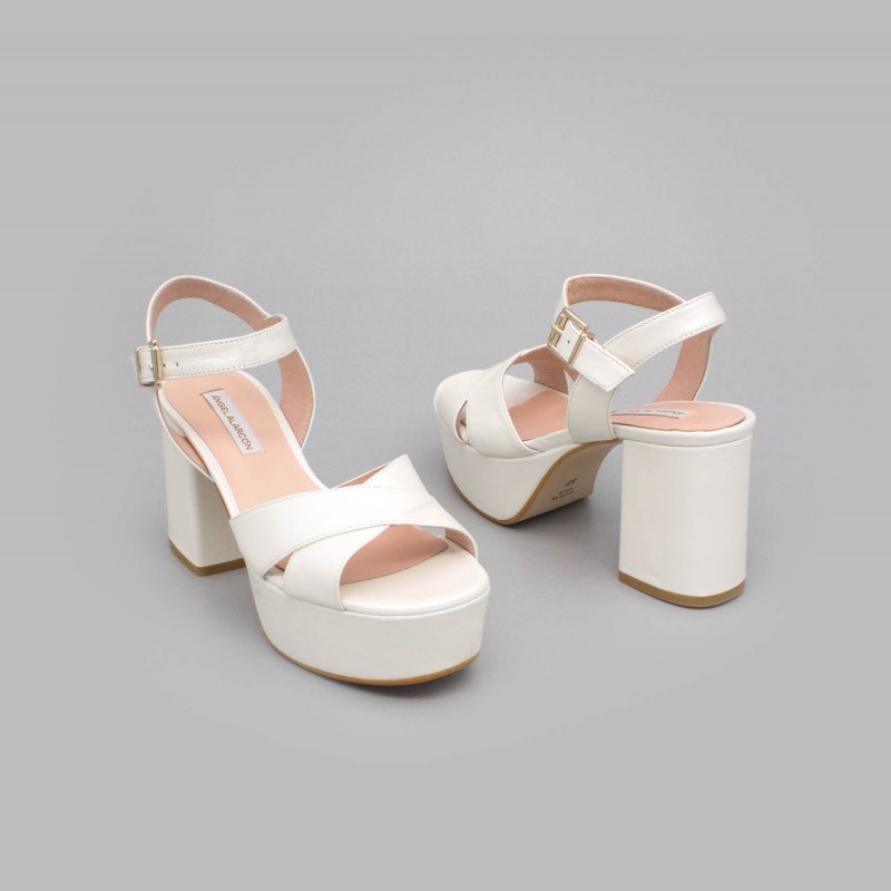 BERTA Sandalias muy cómodas con tacón medio ancho y plataforma zapatos de novia 2020 de piel color blanco Ángel Alarcón España
