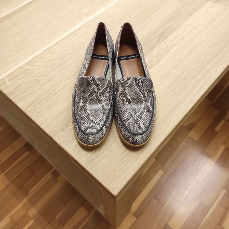 Zapatos piel print serpiente MEDES Mocasines de verano 2021 para mujer planos con punta redonda. Made in Spain
