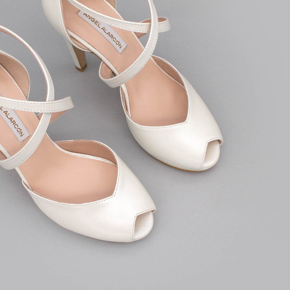 ANIKA Zapatos de novia 2020 tacón alto y plataforma peep toe sujeto Angel Alarcon fabricado en España boda hebilla piel blanco