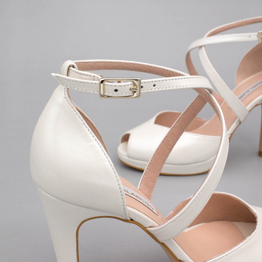 ANIKA Zapatos de novia 2020 tacón alto y plataforma peep toe sujeto Angel Alarcon fabricado en España boda hebilla piel blanco
