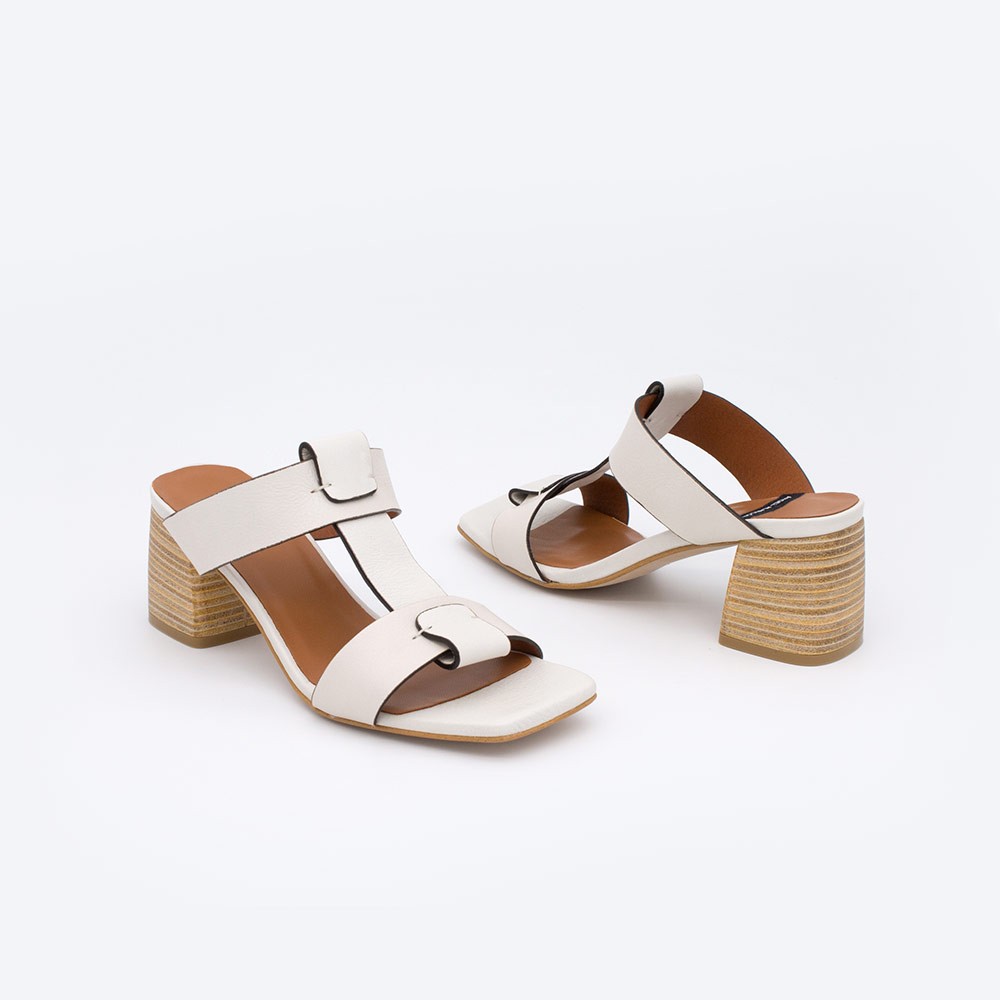 SACRA Sandalias de piel color blanco de tipo mule con tacón de madera. Zapatos mujer verano 2021. Ángel Alarcón 20359
