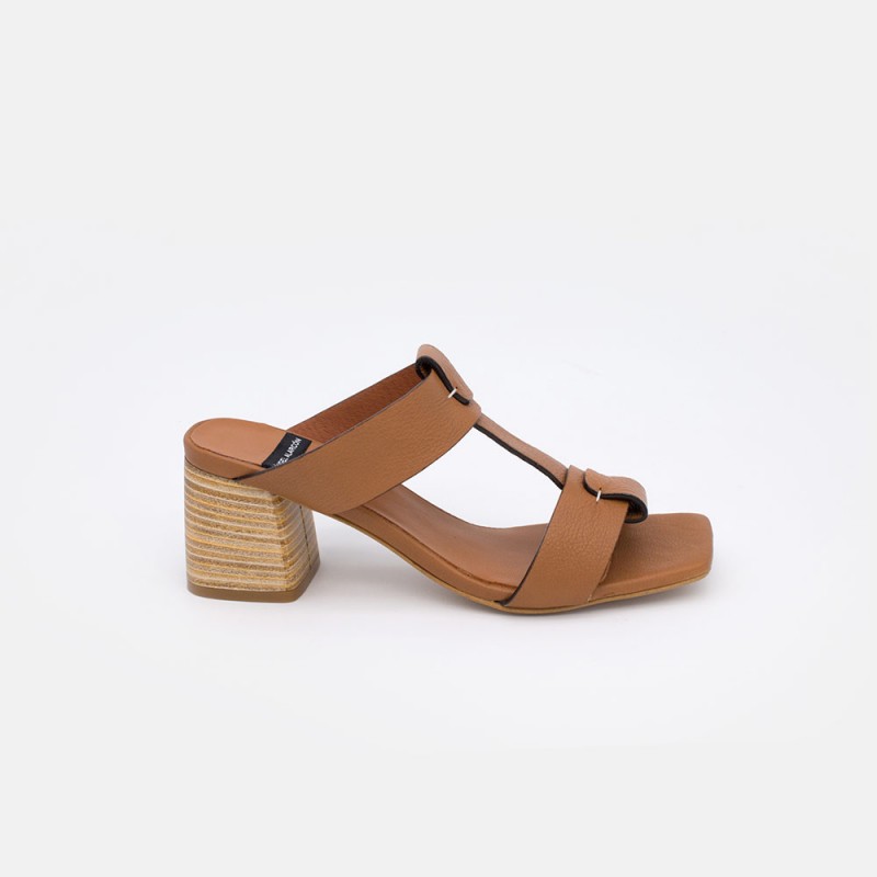 SACRA Sandalias de piel color marron cuero de tipo mule con tacón de madera. Zapatos mujer verano 2021. Ángel Alarcón 20359
