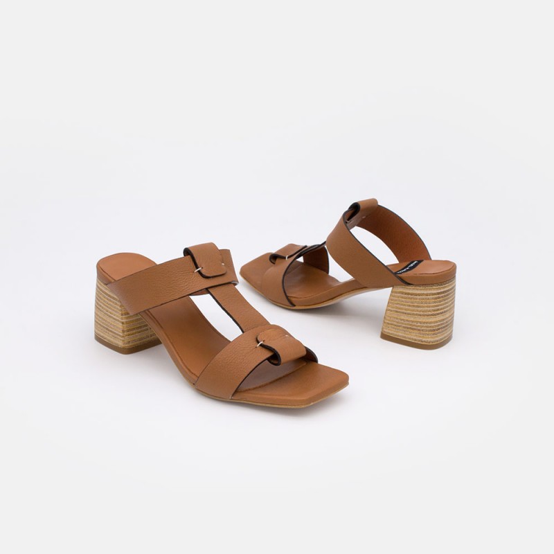 SACRA Sandalias de piel color marron cuero de tipo mule con tacón de madera. Zapatos mujer verano 2021. Ángel Alarcón 20359