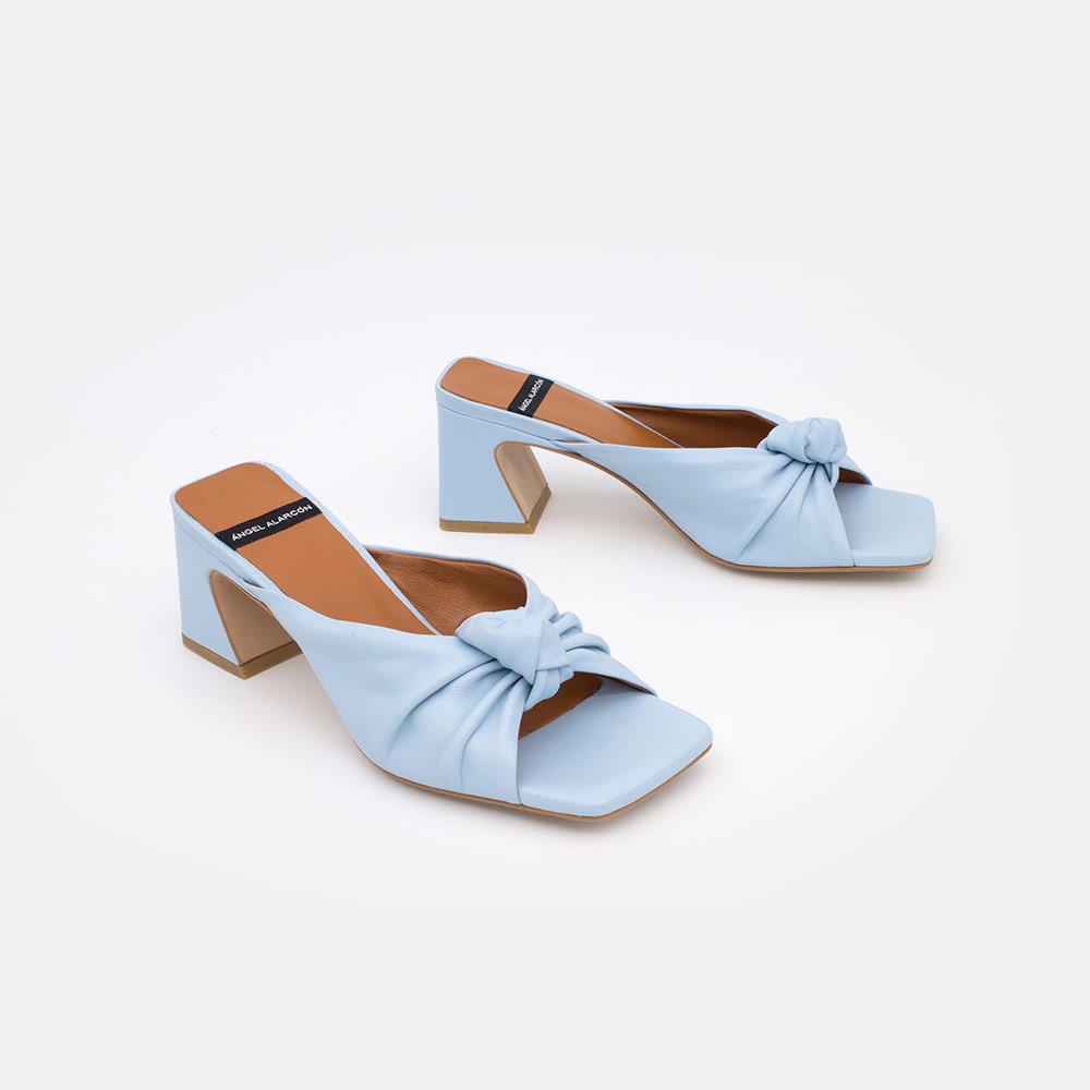 azul cielo celeste NIZAM Mule de piel con nudo de tacón ancho. Zapatos mujer sandalias verano 2021. Ángel Alarcón 21027-528B