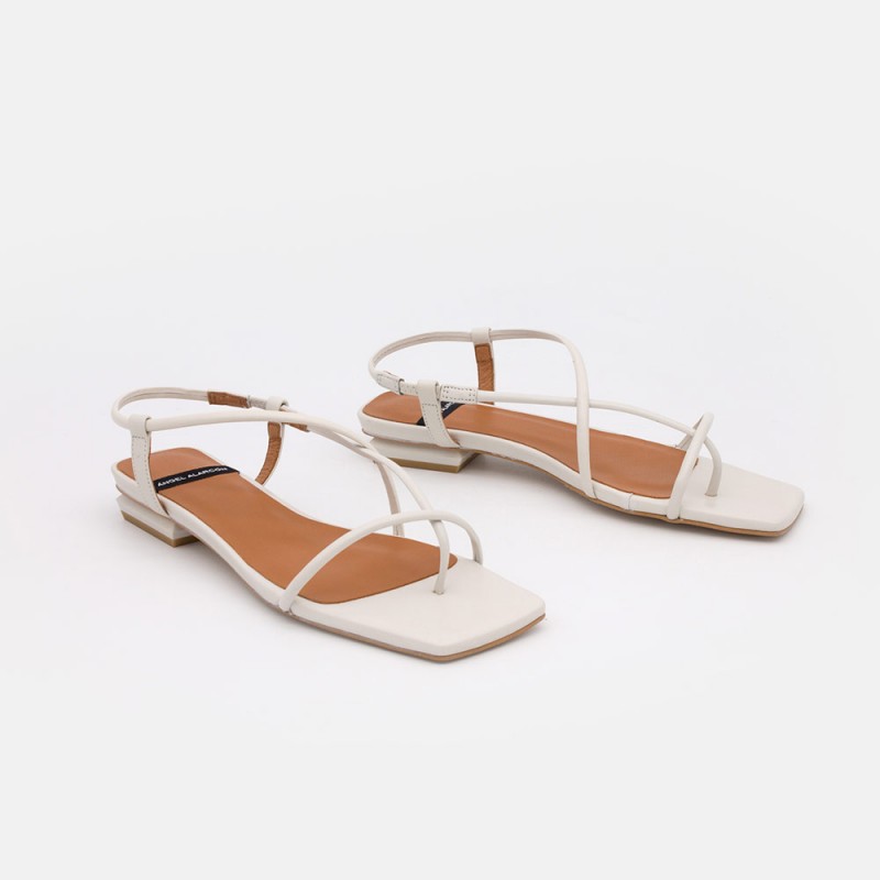 zapatos mujer blancos NAIMA Sandalias de dedo planas de de tiras minimalistas. Verano 2021 21013-979K Ángel Alarcón