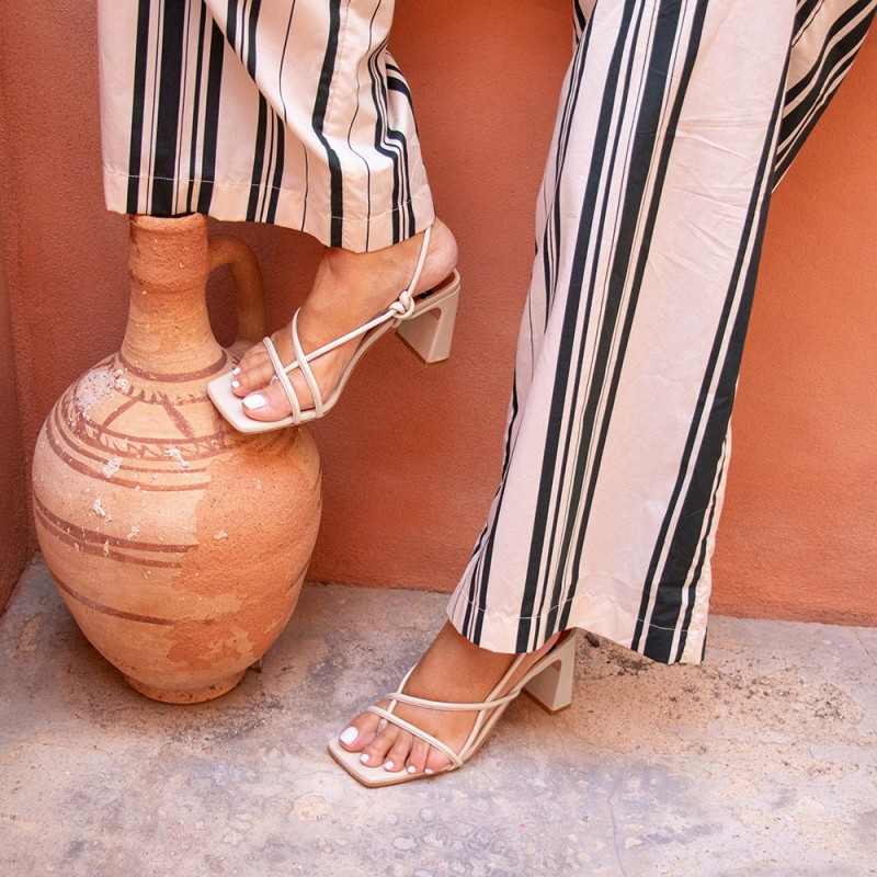 zapatos mujer blancos REHAB Sandalia de dedo atado al tobillo con cuerdas de piel. Verano 2021 Ángel Alarcón 21043-750C