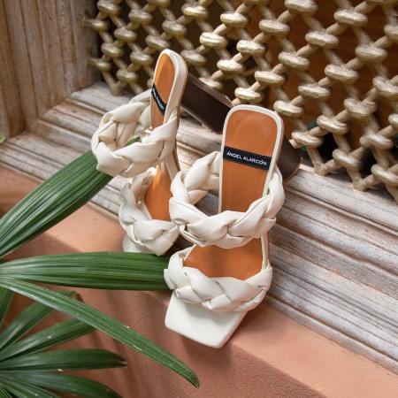 21024-526C color blanco MILAD Sandalia de tacon alto con trenzado acolchado. zapatos mujer verano 2021.