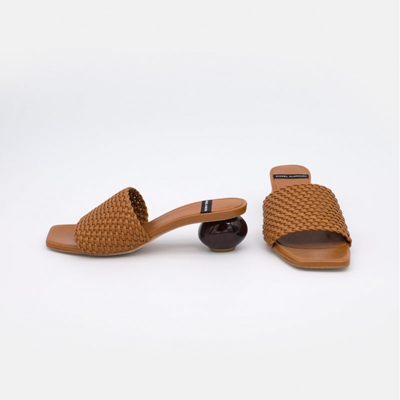 Zapato de color marrón cuero TISBA Mule de pala trenzada con tacón bajo redondo de diseño 21090-145Q VERANO 2021 ANGEL ALARCON