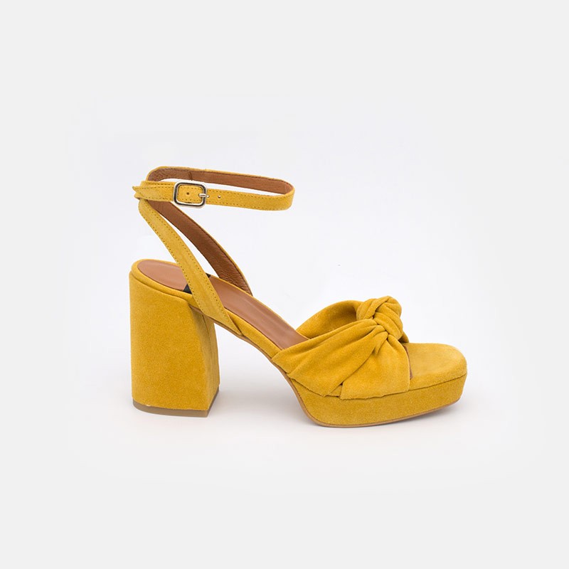 zapatos ante amarillo mostaza LIDO Sandalias de nudo con tacón alto ancho y plataforma. Verano 2021 Angel Alarcon 20037-432G