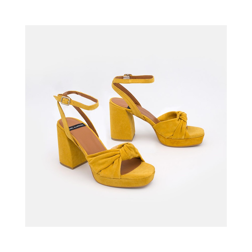 zapatos ante amarillo mostaza LIDO Sandalias de nudo con tacón alto ancho y plataforma. Verano 2021 Angel Alarcon 20037-432G