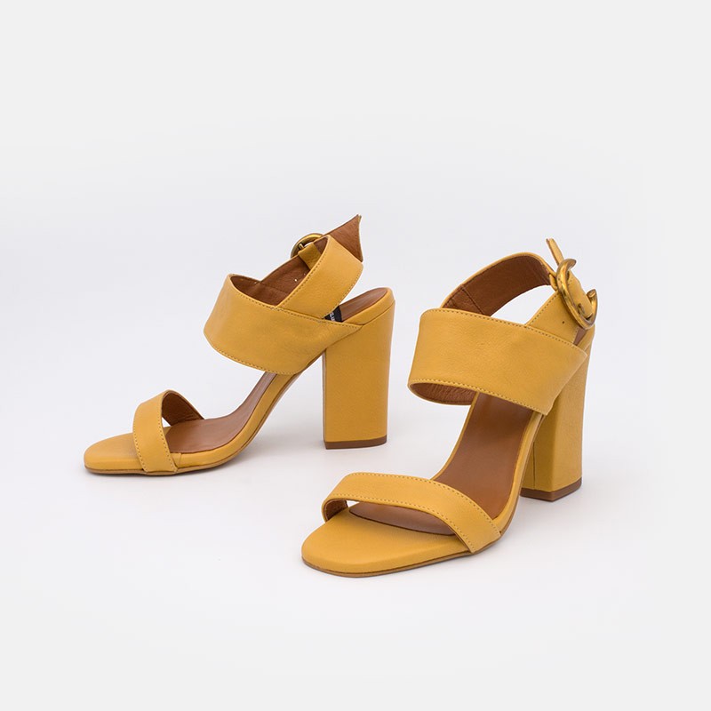 Zapatos de mujer verano 2021 de piel amarillo mostaza. Sandalia de piel con tacón ancho. Angel Alarcon 20009-129A