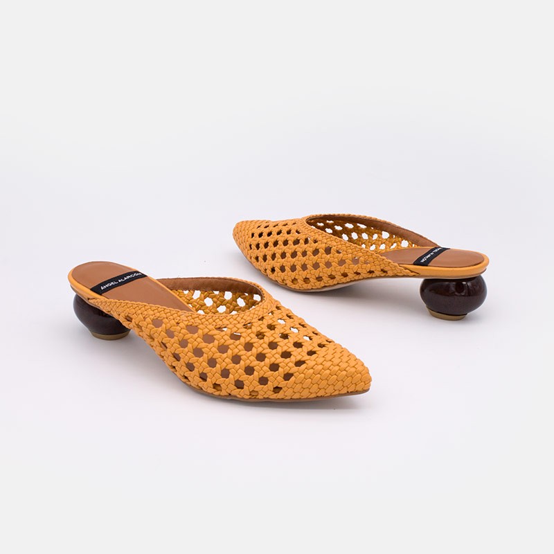Zapatos mujer verano 2021 naranjas HEDAYA Mule trenzado de punta fina y tacón de diseño redondo. Ángel Alarcón 21057-349B