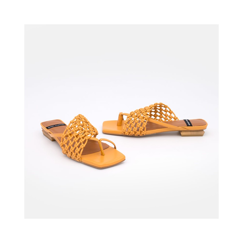 Zapatos naranjas ZINEB Sandalia plana de de dedo tipo mule con pala anudada a mano. Ángel Alarcón 21014-979K. Verano 2021