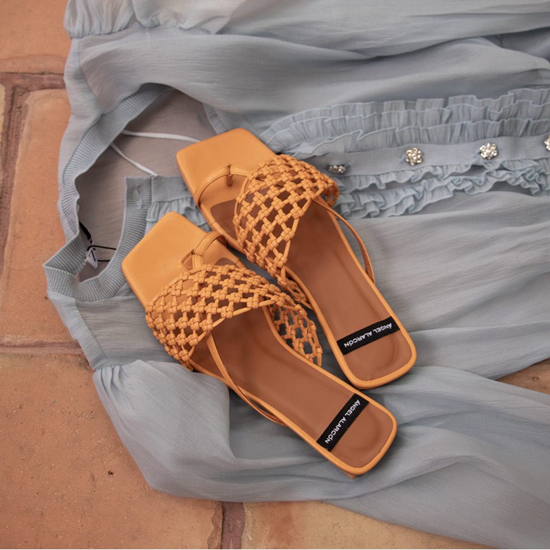 Zapatos naranjas ZINEB Sandalia plana de de dedo tipo mule con pala anudada a mano. Ángel Alarcón 21014-979K. Verano 2021