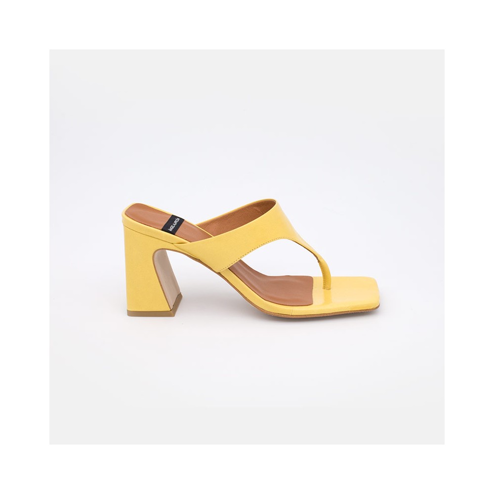 Zapatoa amarillos. SAFIRA Sandalia de dedo bikini con tacón alto. Ángel Alarcón 21031-526B. Zapatos muejr verano 2021