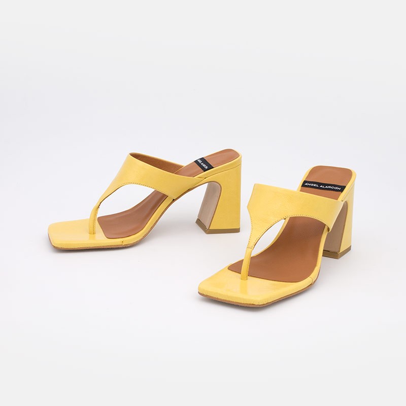 Zapatoa amarillos. SAFIRA Sandalia de dedo bikini con tacón alto. Ángel Alarcón 21031-526B. Zapatos muejr verano 2021