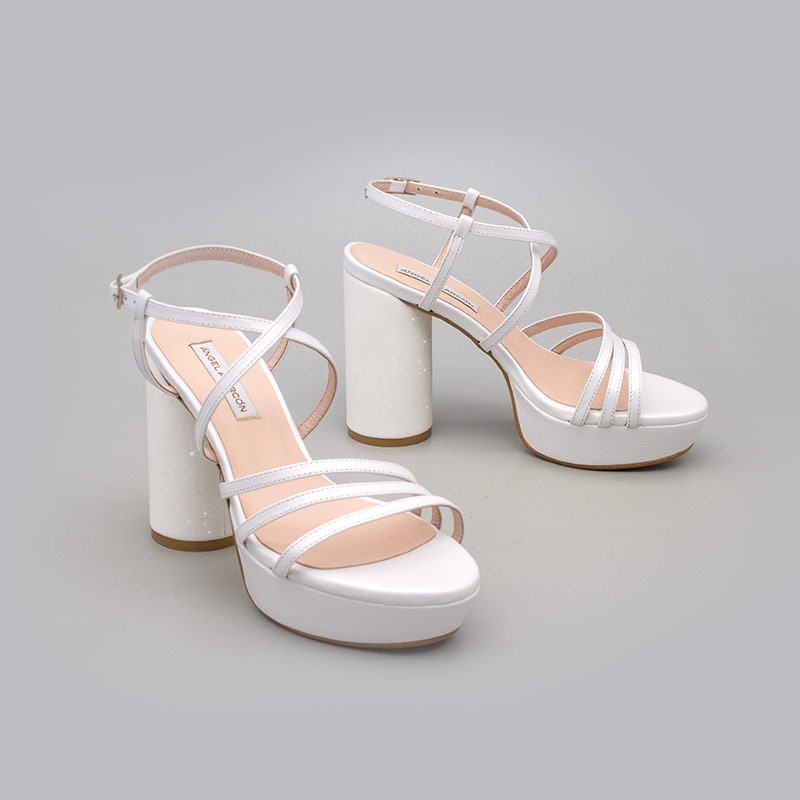 THAIS Zapatos de novia de piel. Sandalias de tiras tacón redondo y alto, plataforma de glitter blanco. Ángel Alarcón 2022 2021