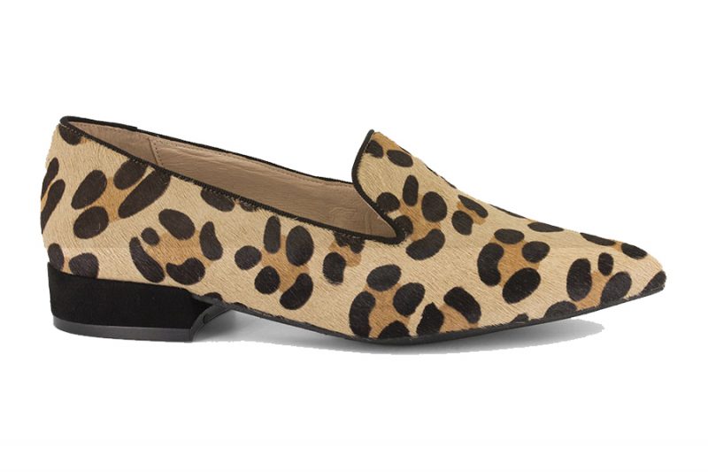 zapatos cómodos planos de vestir o de fiesta. Mocasin de animal print guepardo. 