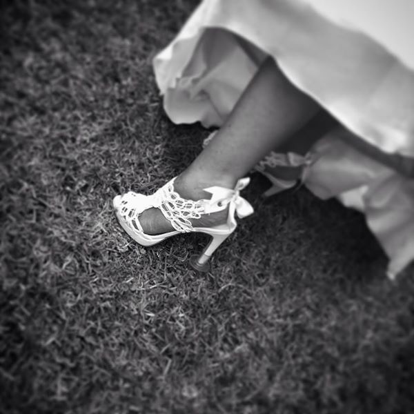 Sandalia de novia con protector de tacón (cubretacones) consiguiendo unos zapatos cómodos.